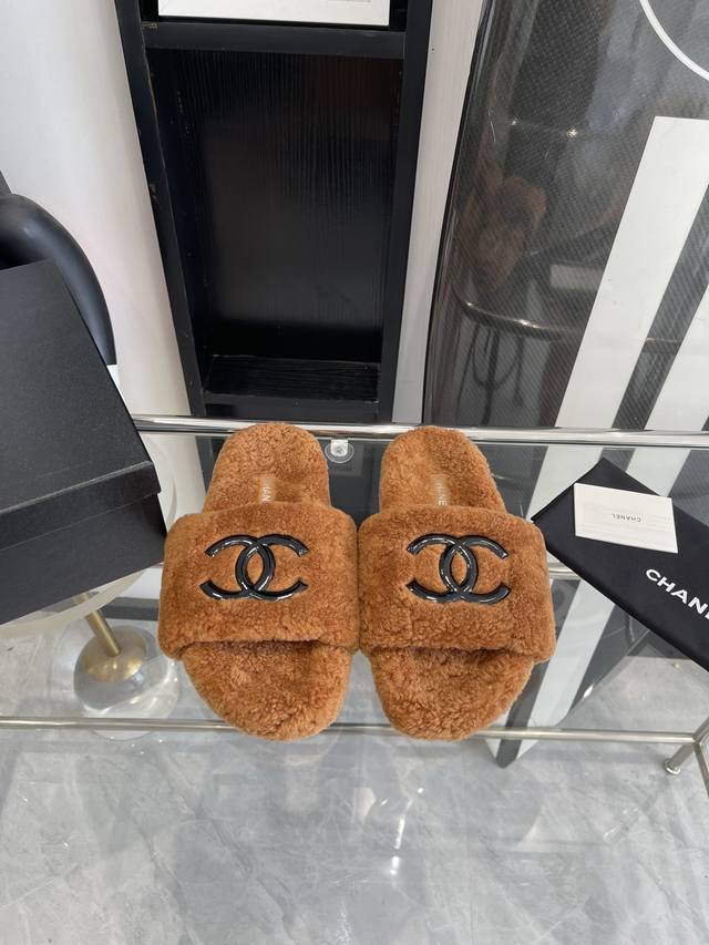 Chanel 官网同步新款毛拖 秋冬宝藏时髦单品 毛毛很厚实 软软的舒舒服服 而且很百搭 重点是保暖功力一级棒 鞋面进口羊毛羔 橡胶大底耐磨防滑 码数35-41